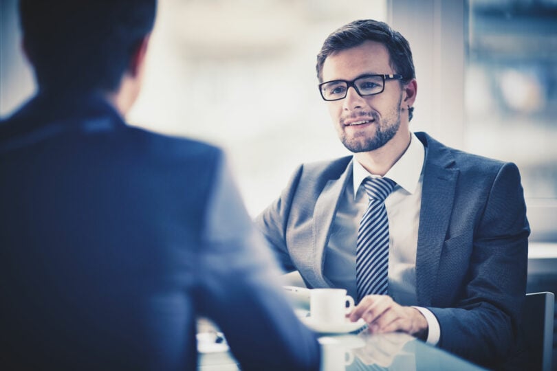 Homem em foco de social com café