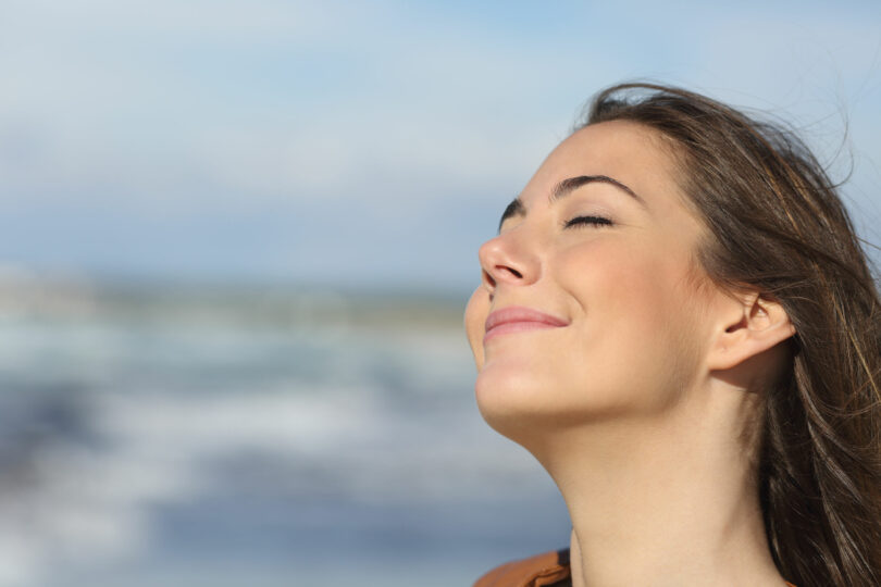 Mulher de olhos fechados respirando