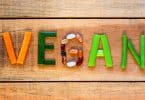 Palavra "vegan" formada por vegetais e oleaginosas.
