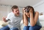 Casal discutindo homem gritando com mulher