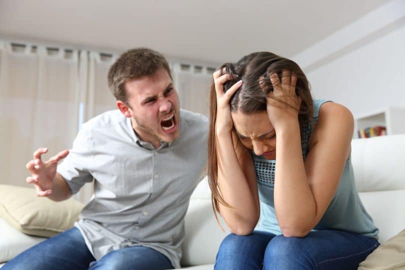 Casal discutindo homem gritando com mulher