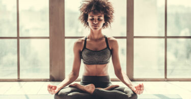 Mulher meditando.