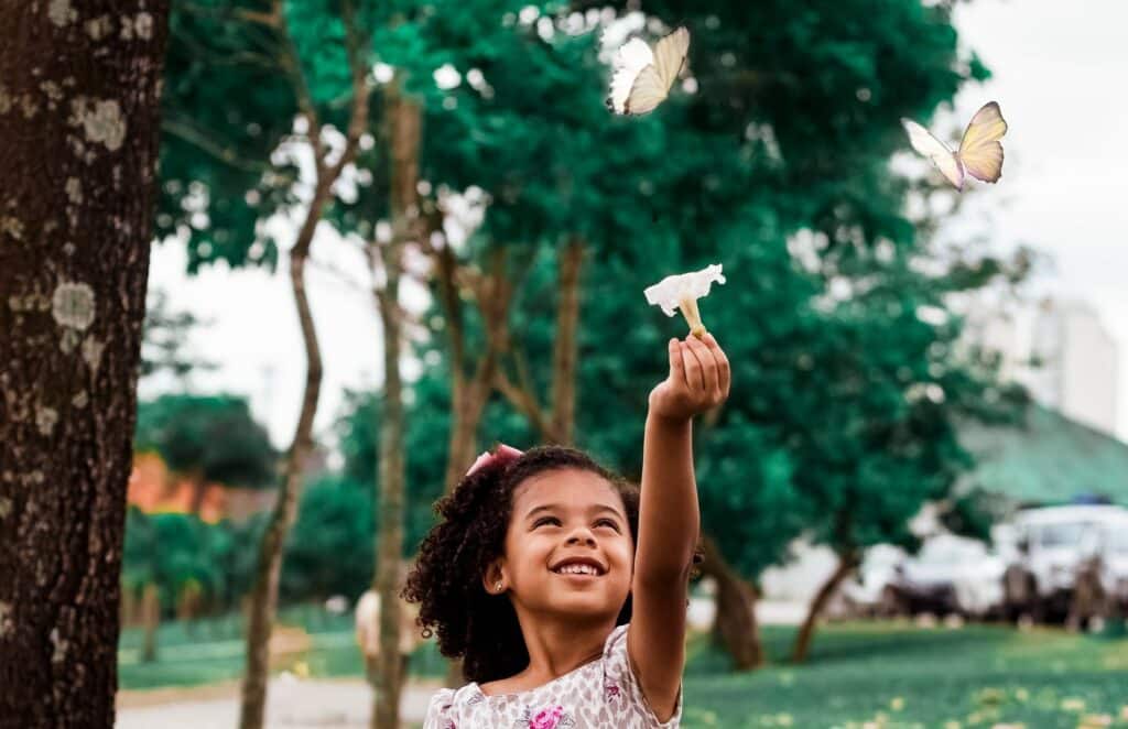 Menina brincando com borboletas