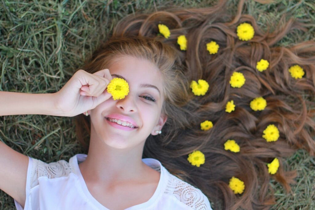 Menina com flores