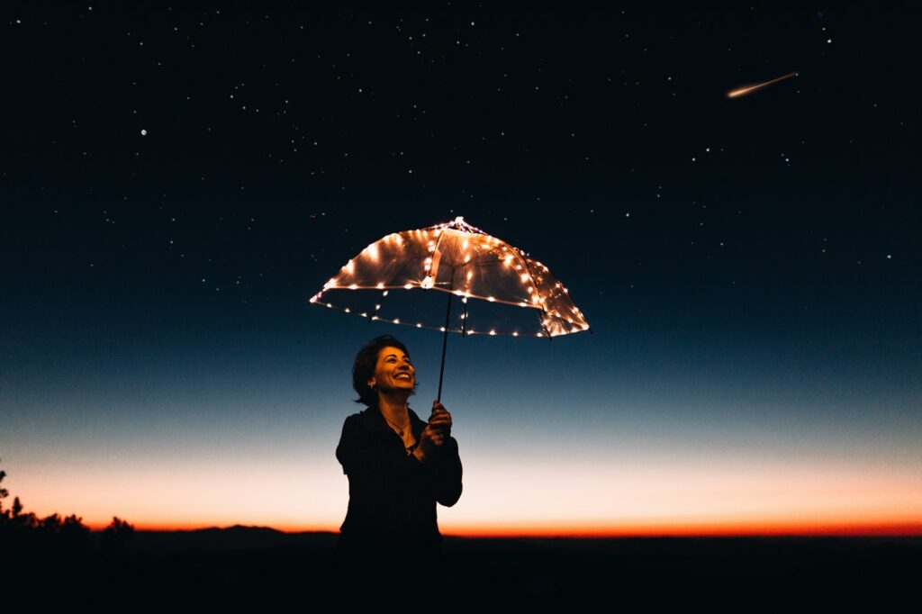 Mulher feliz com guarda chuva