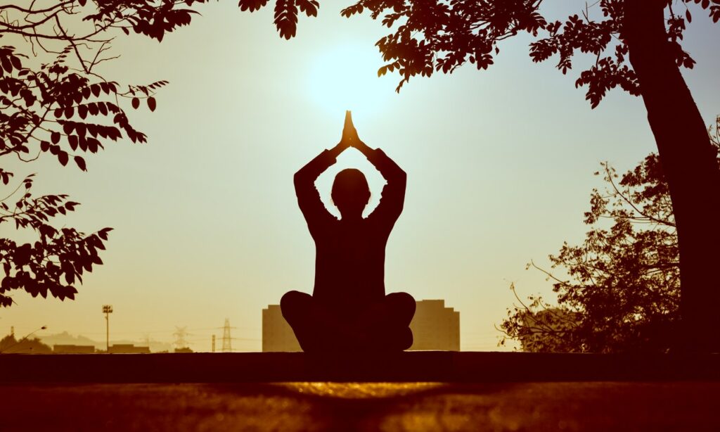 Mulher meditando no parque