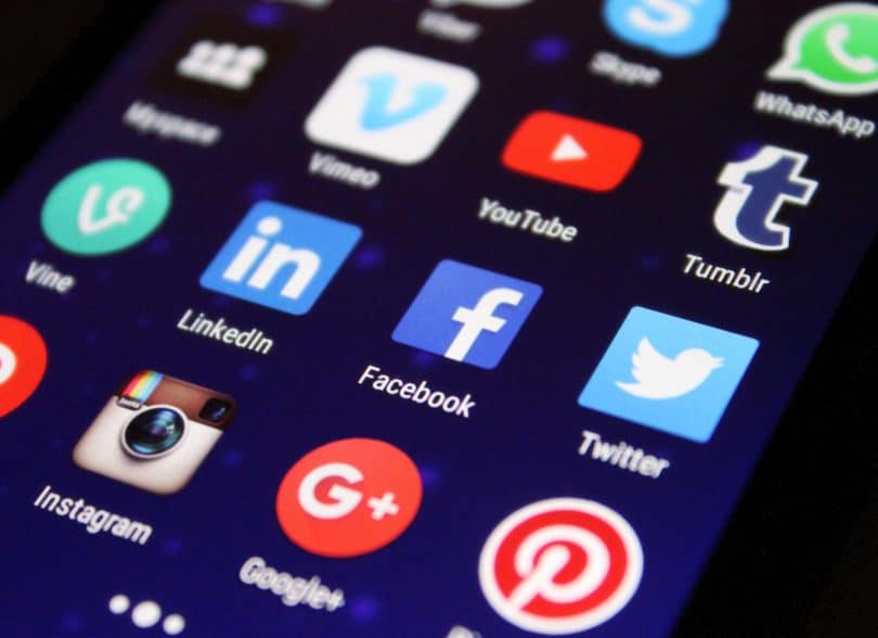 Foto de tela de tablet, mostrando os ícones de aplicativo e redes sociais como facebook, instagram, goole+, pinterest e twitter.