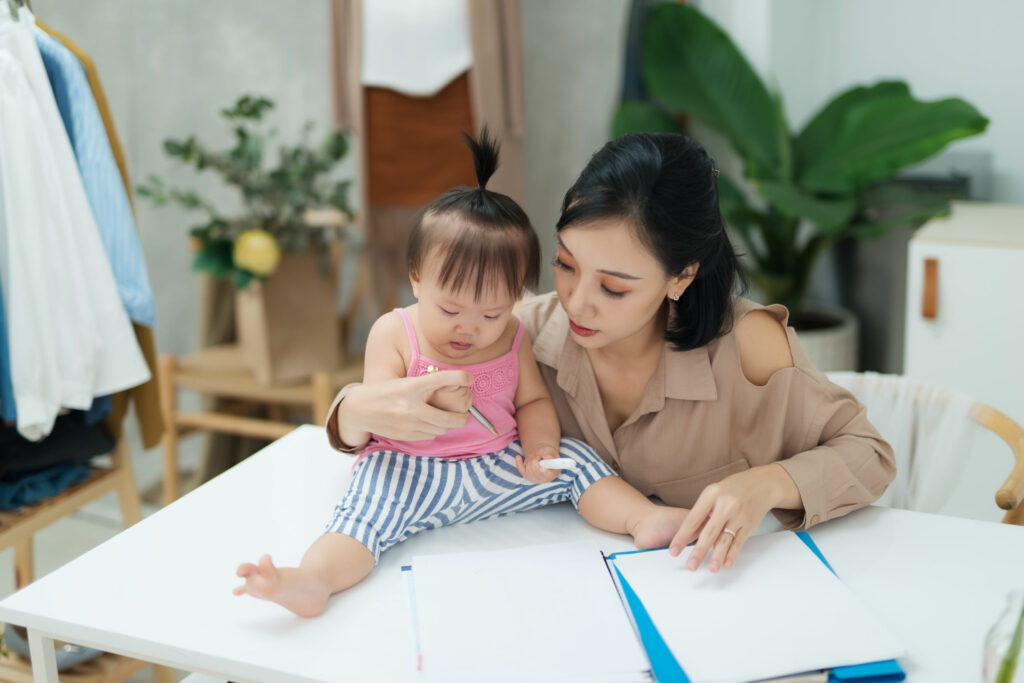 mãe desenhando com sua filha