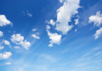 Imagem do céu azul com algumas nuvens brancas.