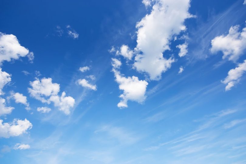 Imagem do céu azul com algumas nuvens brancas.