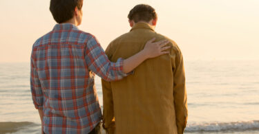 Dois homens na praia.