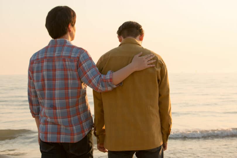 Dois homens na praia.