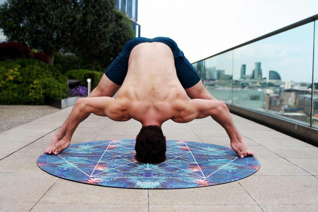 Homem em posição de alongamento e meditação