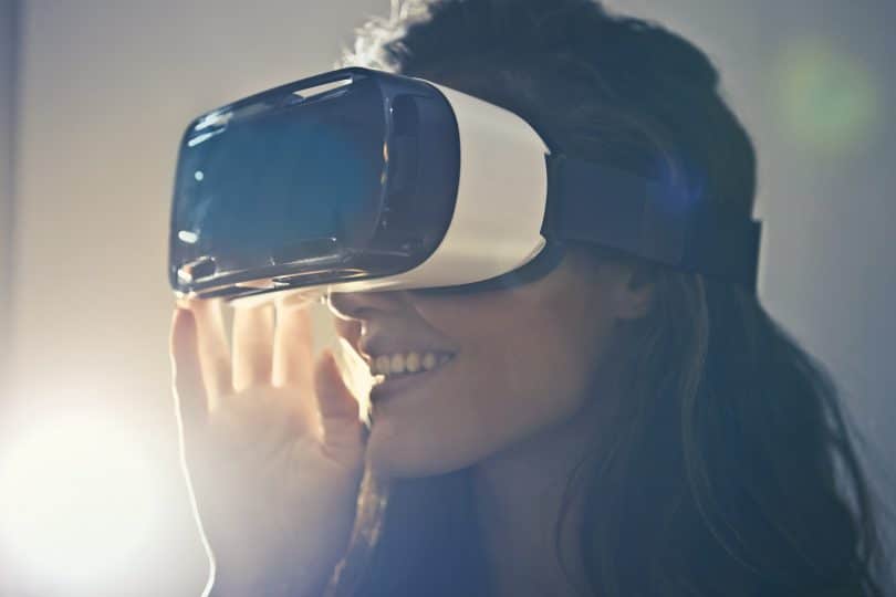 Mulher com óculos de realidade virtual