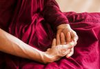 Mãos de budista zen meditando
