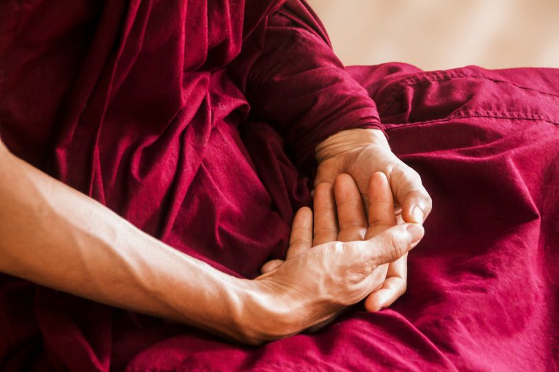 Mãos de budista zen meditando