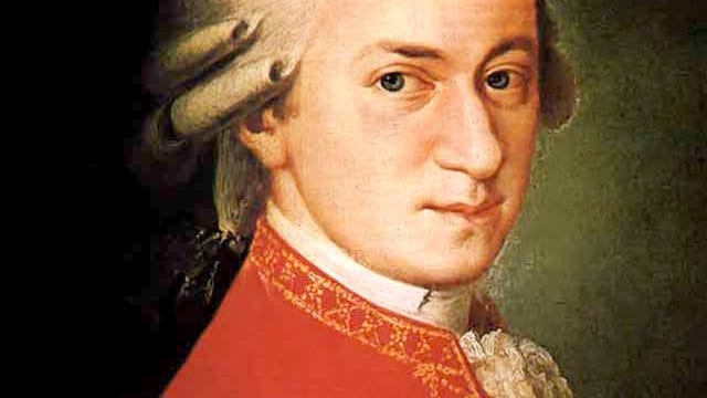 Pintura de Wolfgang Mozart com traje vermelho sobre fundo escuro.