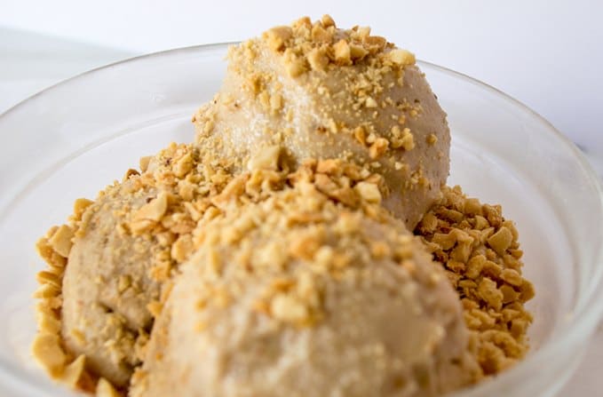Sorvete de paçoquinha com amendoim.