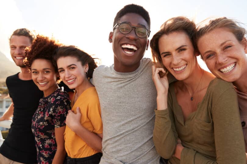 Grupo de amigos juntos sorrindo e se divertindo