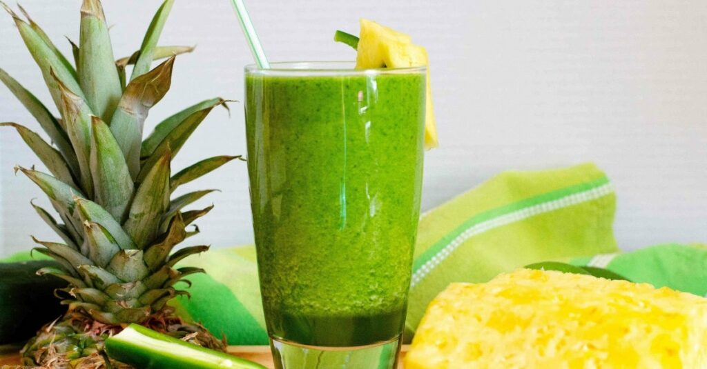 Suco detox de abacaxi.