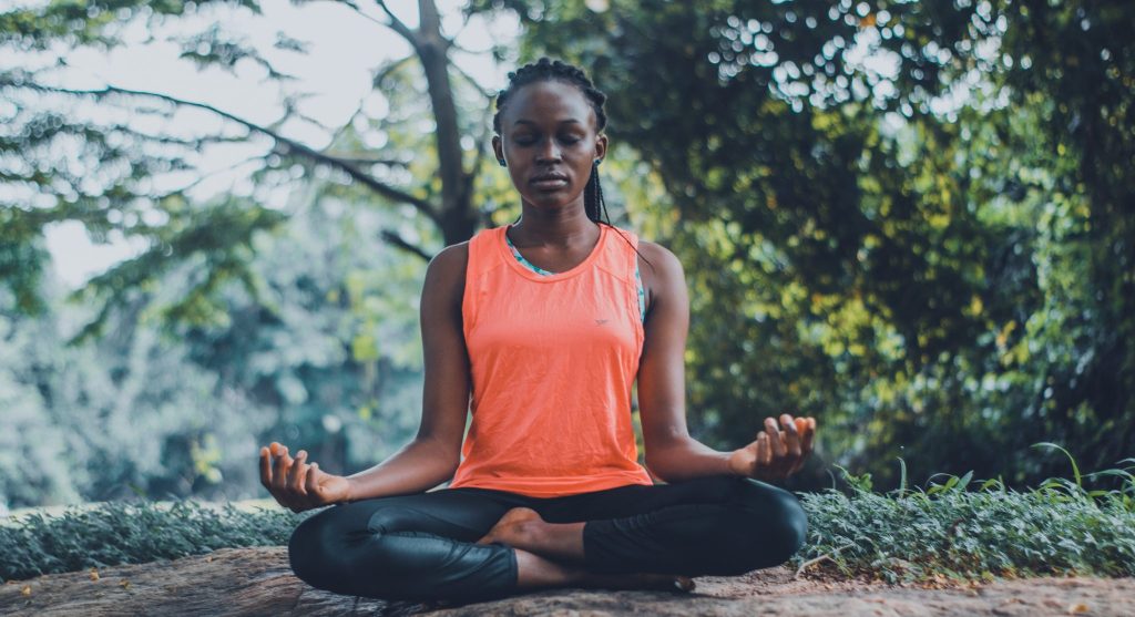 Mulher meditando no meio da natureza