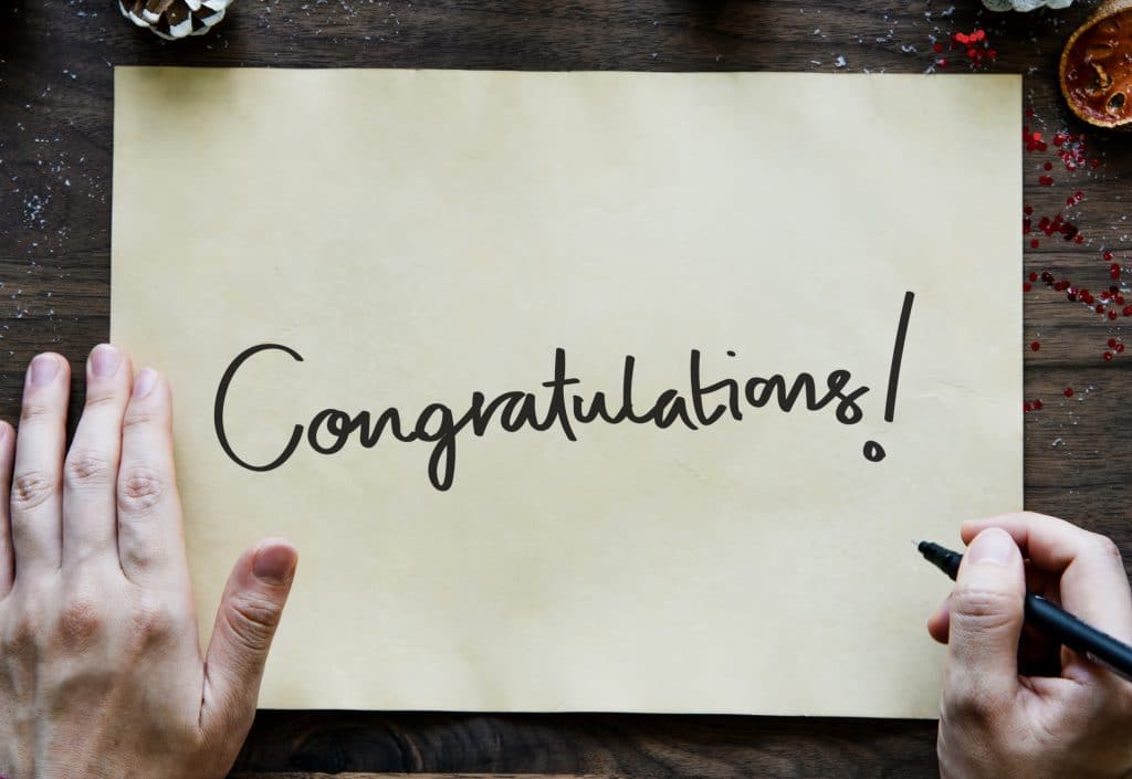 Frases de Positividade: Congratulation - Parabéns - escrita em um papel cartão.