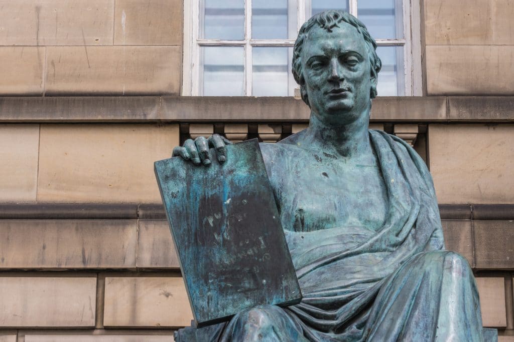 Estátua em prata de um governador da grécia antiga. Em uma das mãos ele segura a lei que rege o país.