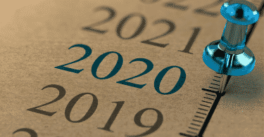 Tacha azul sobre o número de 2020