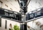 Placas de rua escrito "To hate" e "To love".