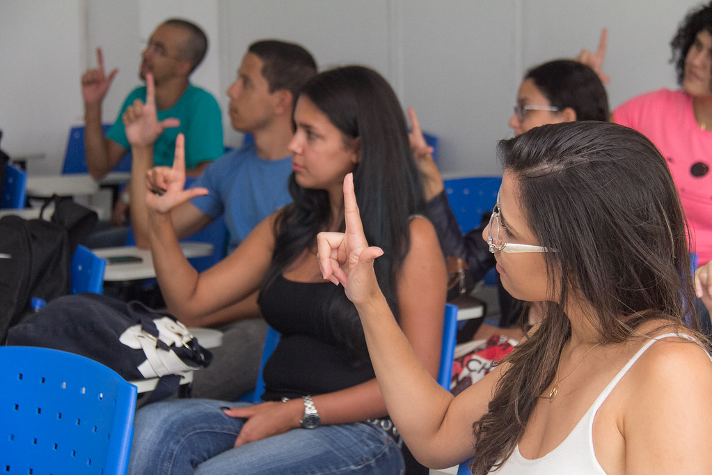 Estudantes aprendendo libras.