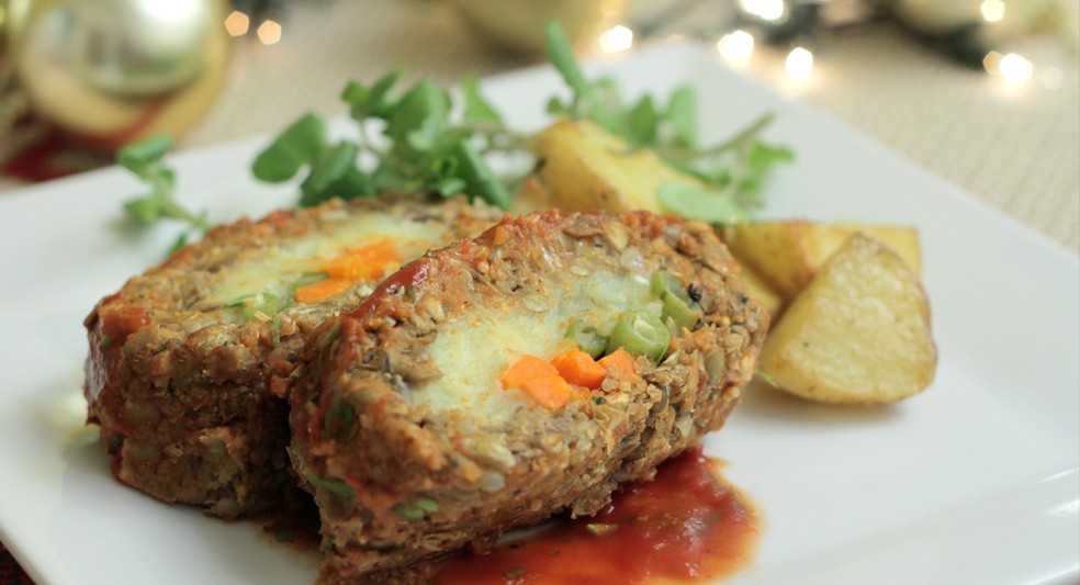 Prato com pedaços de rocambole de lentinha e quinoa