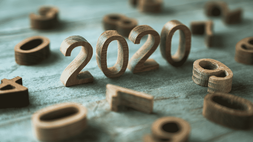 Número de 2020 na mesa ao redor de outros números