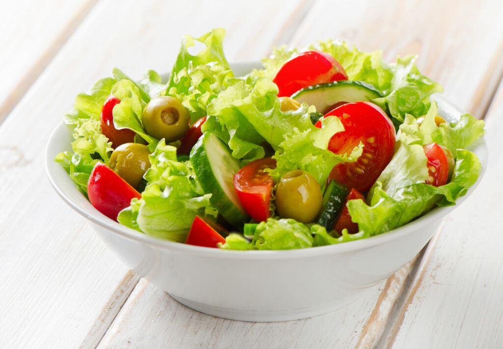 Recipiente com salada e tomate