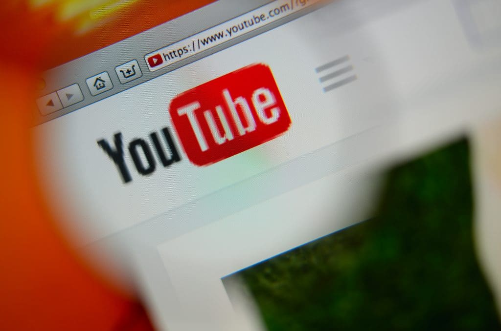 Palavra YOU TUBE aparecendo na tela de um note book.