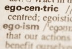 Foto de uma página do dicionário com a definição da palavra egocêntrico.