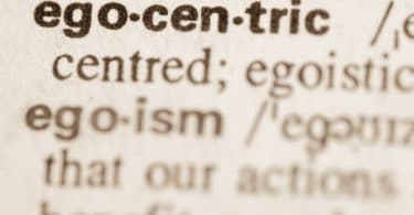Foto de uma página do dicionário com a definição da palavra egocêntrico.
