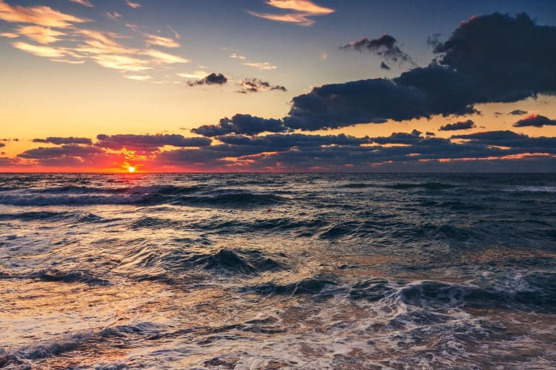 Paisagem de nuvens sobre o mar com o nascer do sol.
