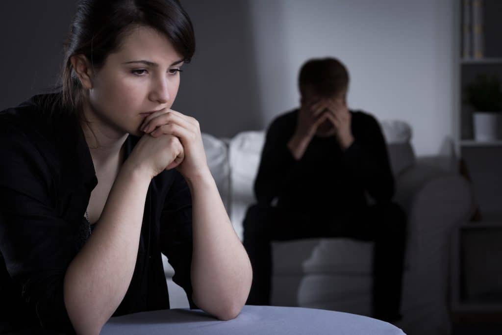 Casal de homem e mulher. Eles estão sentados e preocupados. Parecem que estão refletindo sobre a separação.