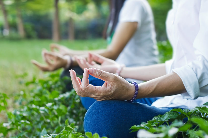 Duas pessoas meditando.