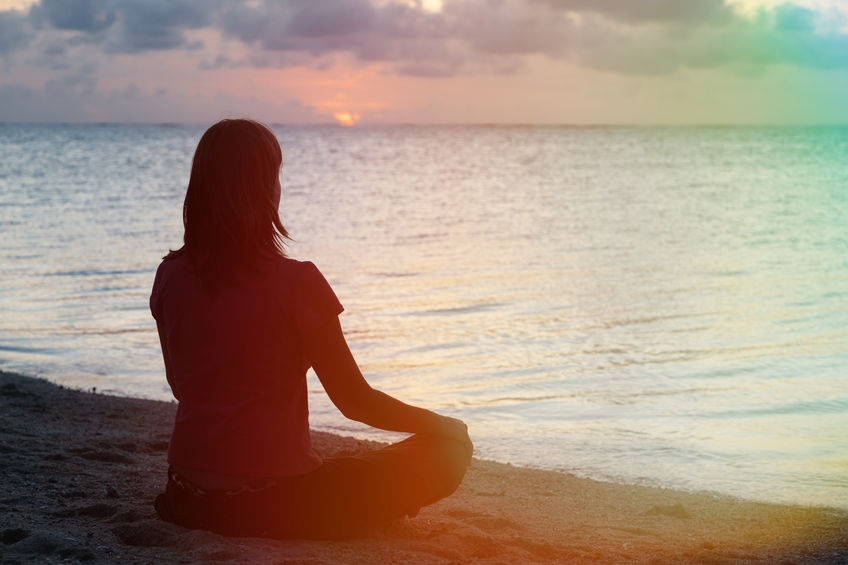 Mulher meditando.