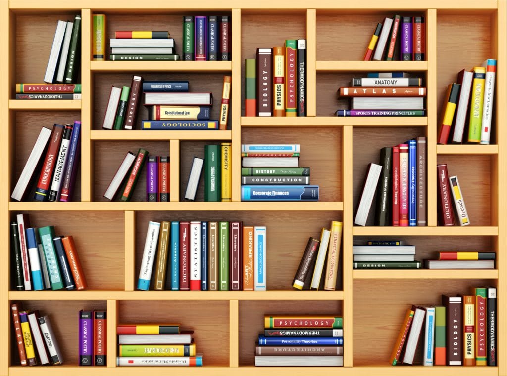 Estante grande feita em madeira repleta de livros para estudos.