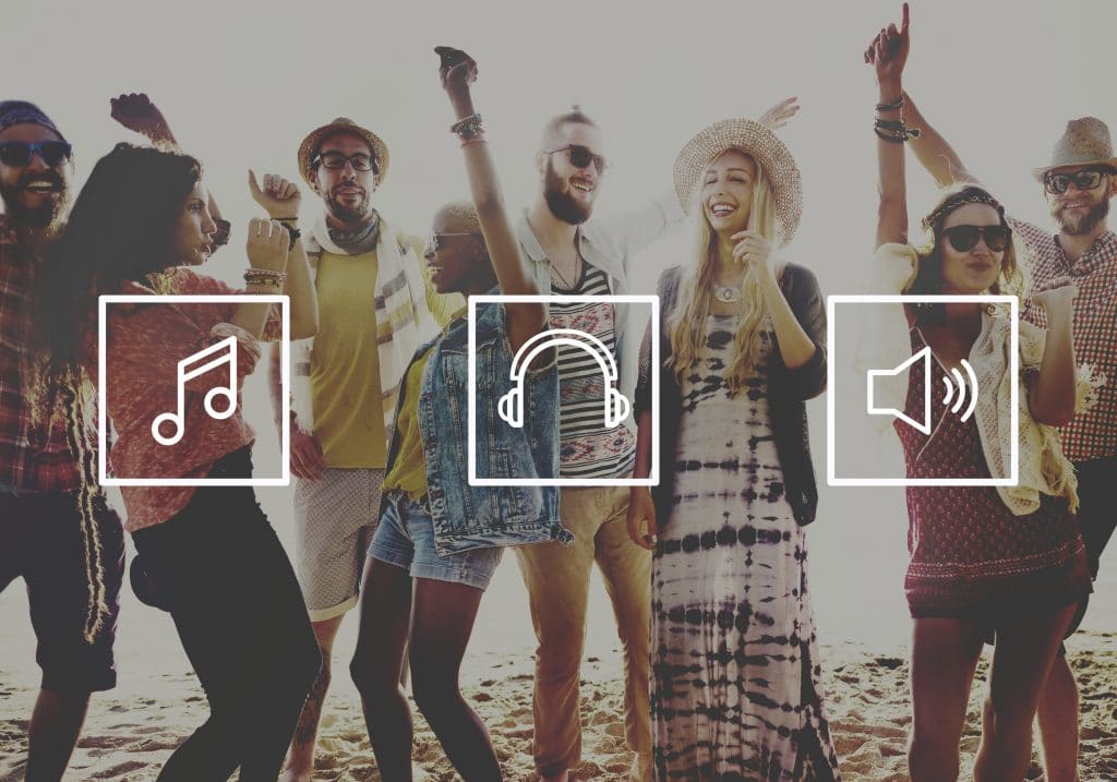 Várias pessoas se divertindo. Elas estão felizes e dançando livremente ao som de uma boa música.