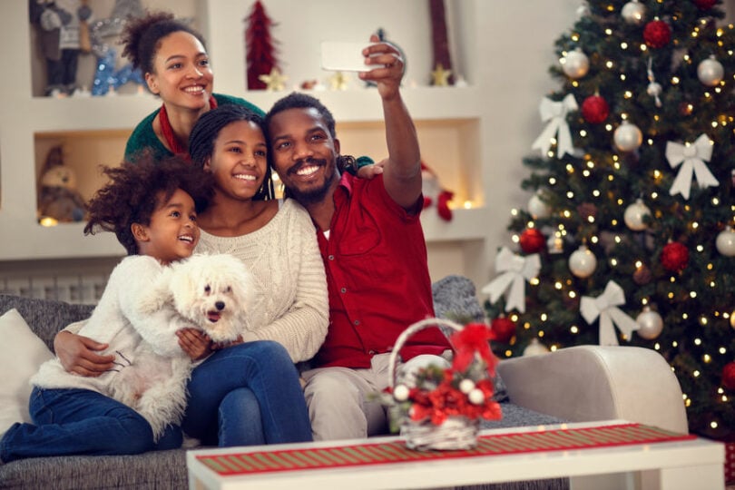 Família tirando selfie.