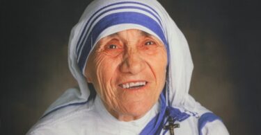 Foto da Madre Teresa de Calcutá sorrindo.