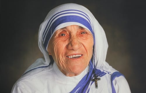 Foto da Madre Teresa de Calcutá sorrindo.