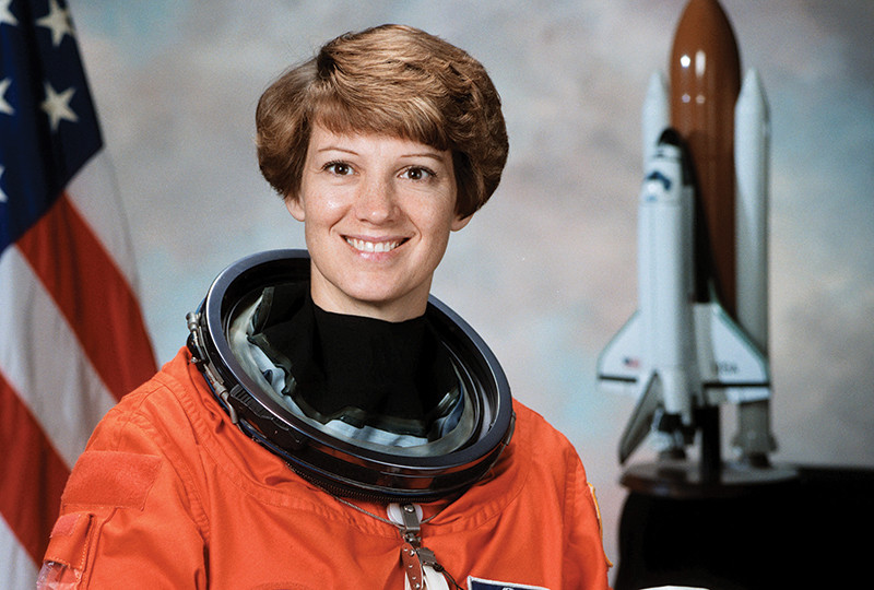 Foto de Eileen Collins, astronauta.