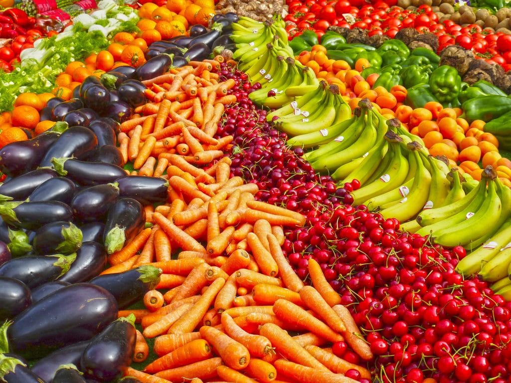 Frutas e legumes enfileirados