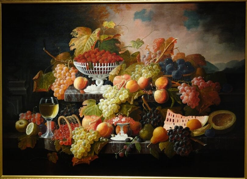 Pintura de abundância de frutas sobre mesas de mármore.