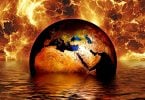 Edição do planeta Terra afundando em água sobre um fundo de fogo.
