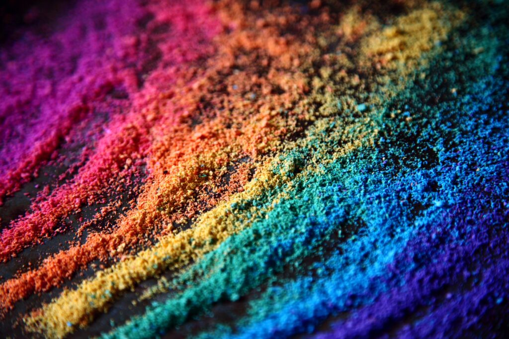 Pó espalhado com as cores do arco-íris.